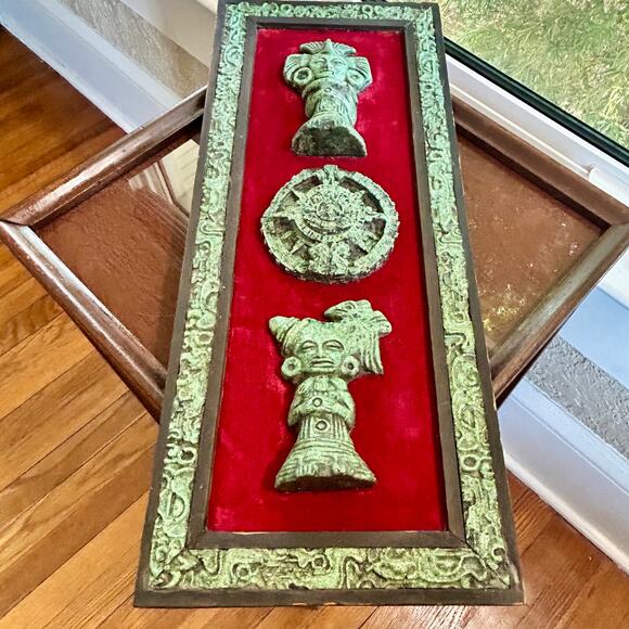 Vintage Aztec Crushed Malachite Over Red Velvet Folk Art Hanging Wall Plaque - Picture 4 of 14